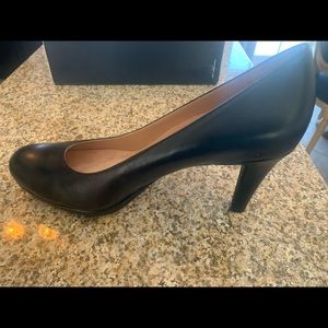 Naturalizer Michelle pumps. Round toe. 3 inch heel, 1/3 inch platform.